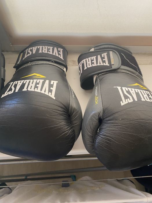 Продам боксерский шлем и перчатки