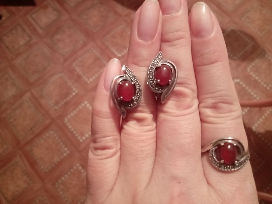 Продам гарнитур из серебра с сердоликом
