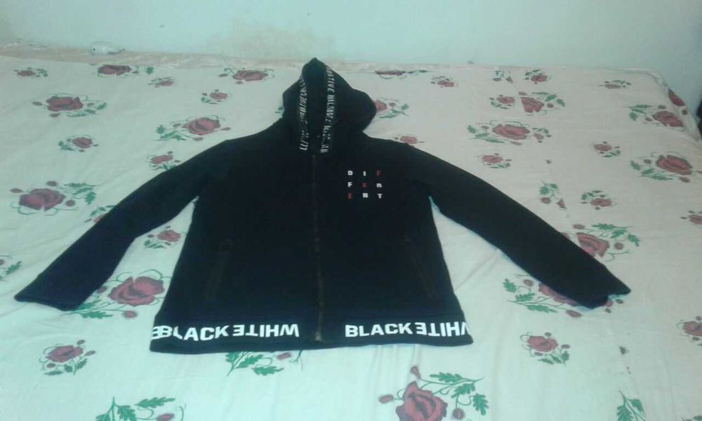 Продаються мужские ветровки.