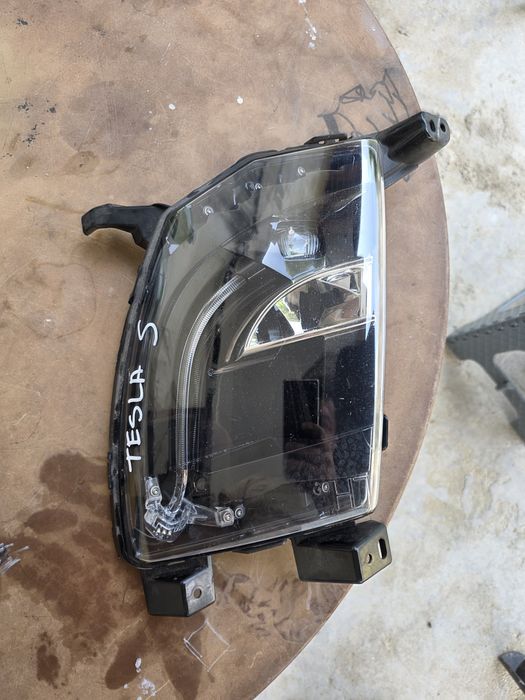 Tesla S ляв халоген