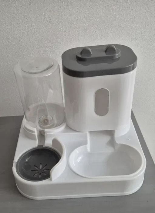 Dispenser/Hrănitor pentru animale