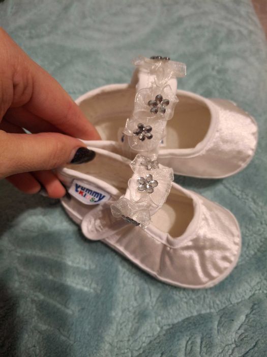 НОВИ Бебешки бели декоративни пантофки/ буйки за повод