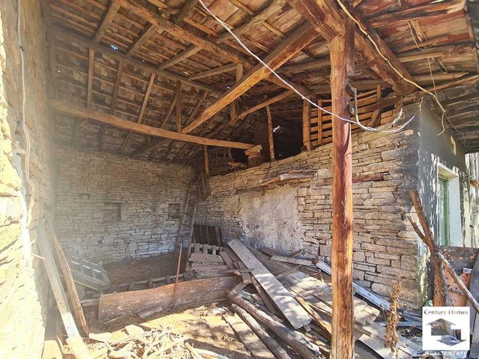 140325 Двуетажна къща с двор и стоп. постройки в с. Горна Липница