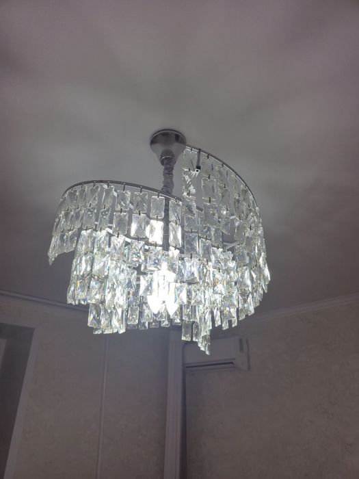 Продам люстру .  .