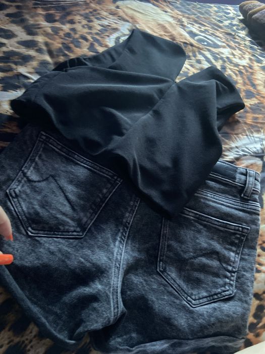 Vând un compleu compus din pantaloni scurți negrii și un top negru