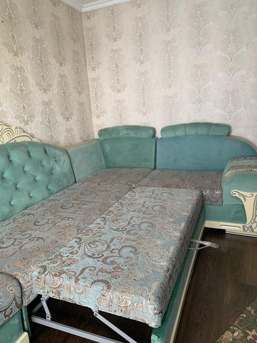 Продам диван для гостинной (ковер в подарок)