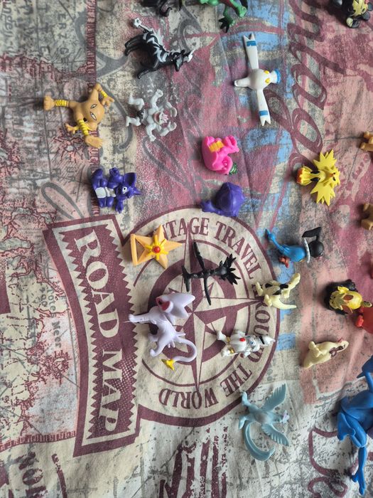 Покемон играчки и карти