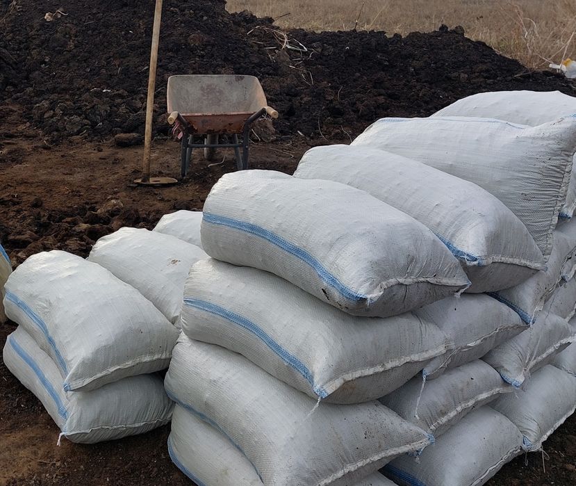 Перегной навоз удобрение в мешках.