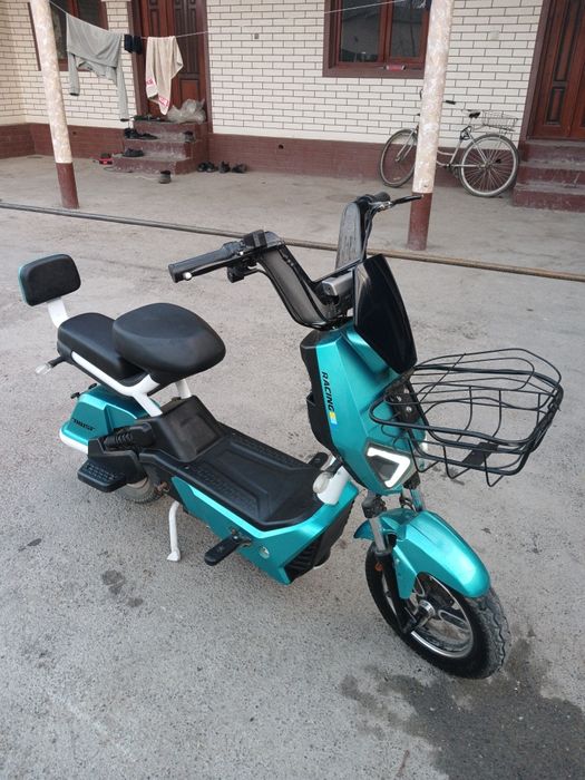 Racing skuter sotiladi