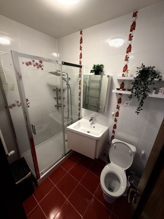 Ofer spre inchiriere apartament 3 camere in zona Compozitori