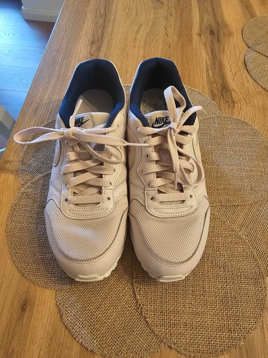 Adidasi Nike cu șireturi
