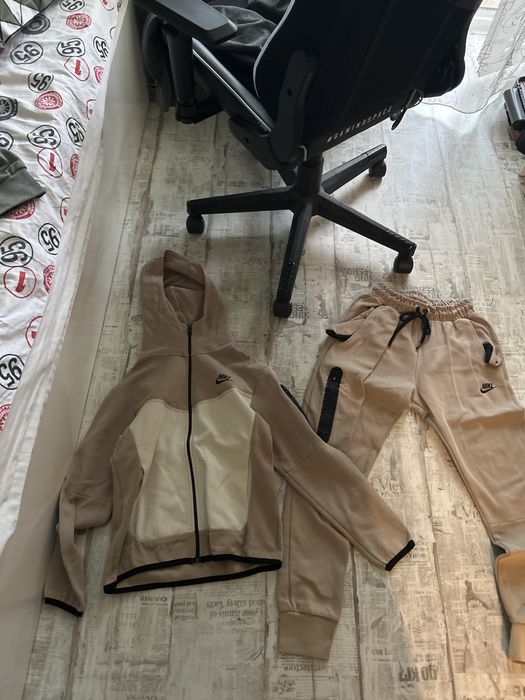 Бежов Nike Tech Fleece