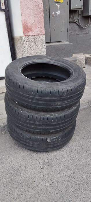 Летни гуми втора употреба - три броя.