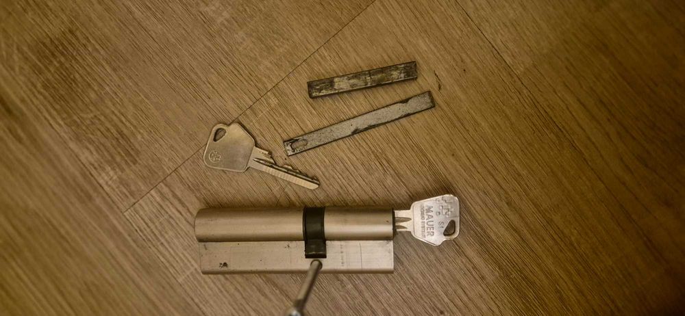 Продавам брава патрон и дръжки за врата