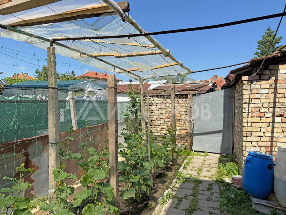 Продава се Къща в Нови пазар - 62 кв.м за 1049 €/кв.м - Снимка #2