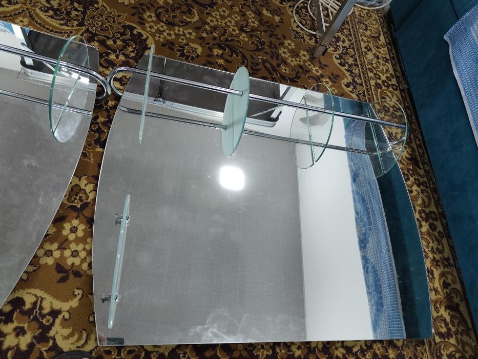 Зеркало со стеклянными полками