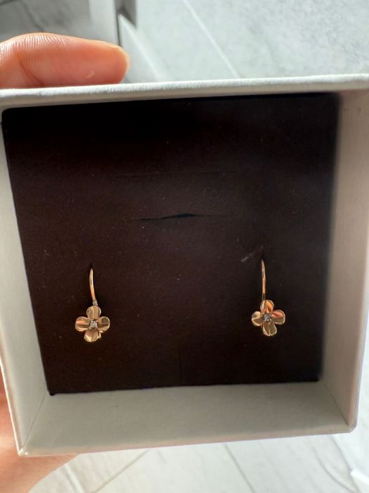 Продам детские сережки с бриллиантами