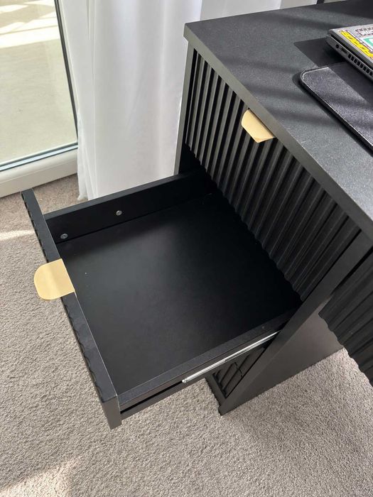 Birou modern negru cu fronturi riflate și scaun ergonomic copii
