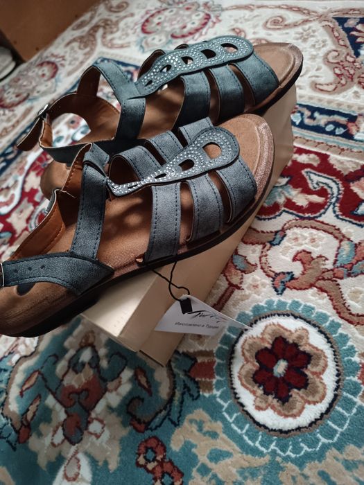 Продам новые сандалии