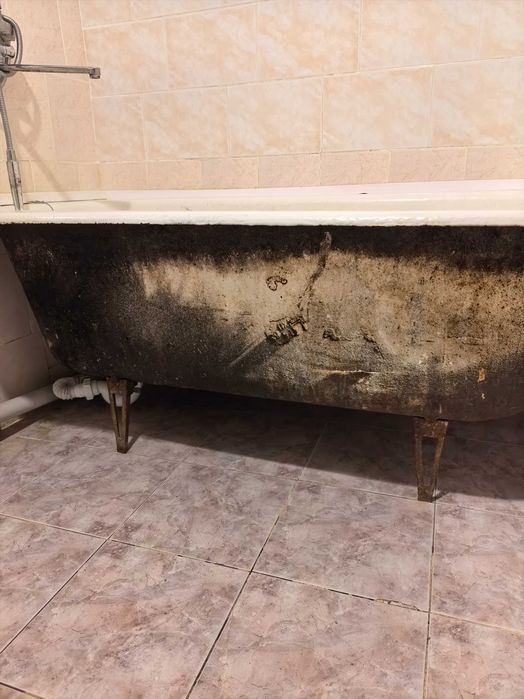 Продам ванну целую чугунную