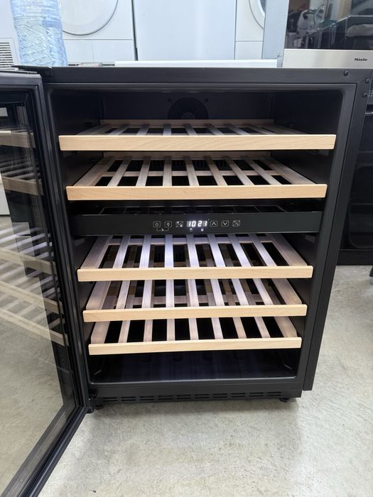 Охладител витрина WINE COOLER