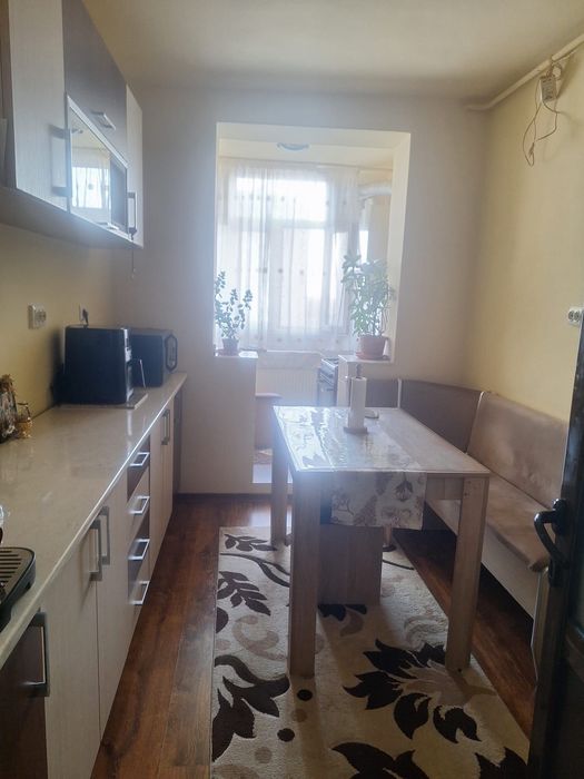 Vând apartament 3 camere zona centrala