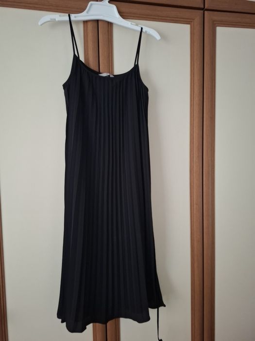 Плисирана черна рокля h&m