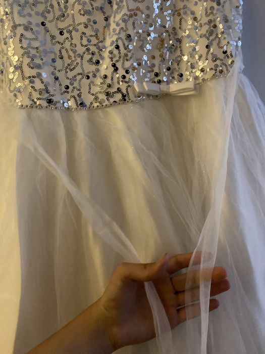 Продам красивое, белое платье