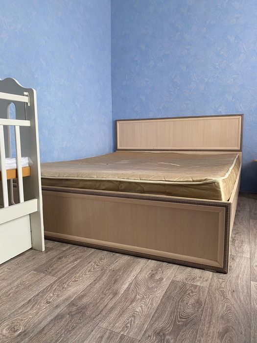 Продам двухспальную кровать, матрас  б/у 1000т