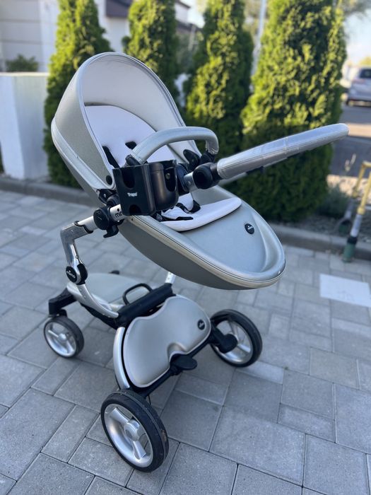 Carucior Mina. Culoare gri. Este 2 in 1 . Se transforma in landou.
