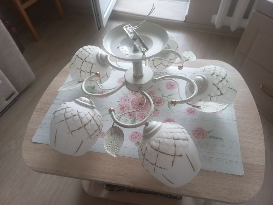 Продается люстра