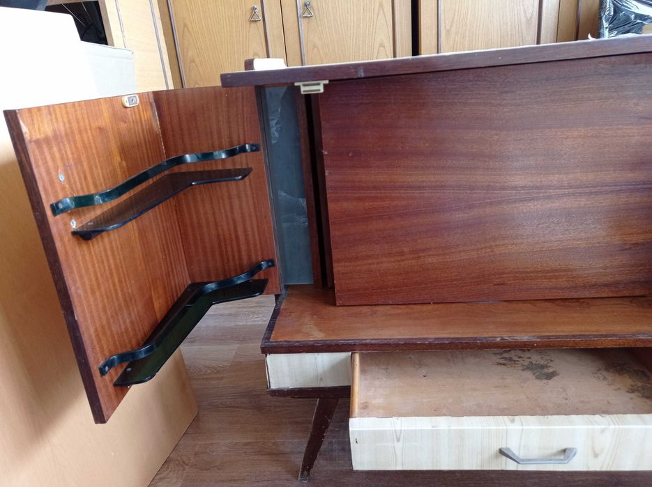 Шкаф ретро с въртяща вътрешна част с огледало