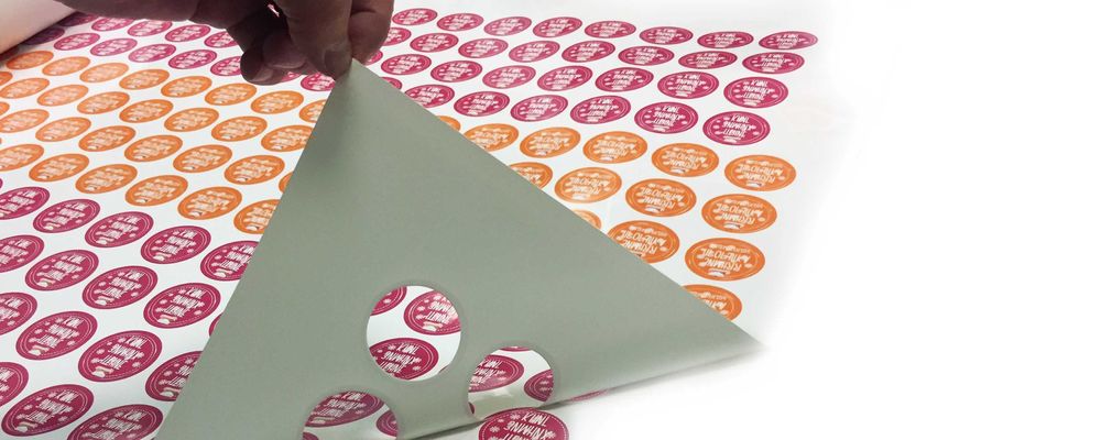 Srikerlar, Стикеры, на самоклейке и бирки плоттерная резка