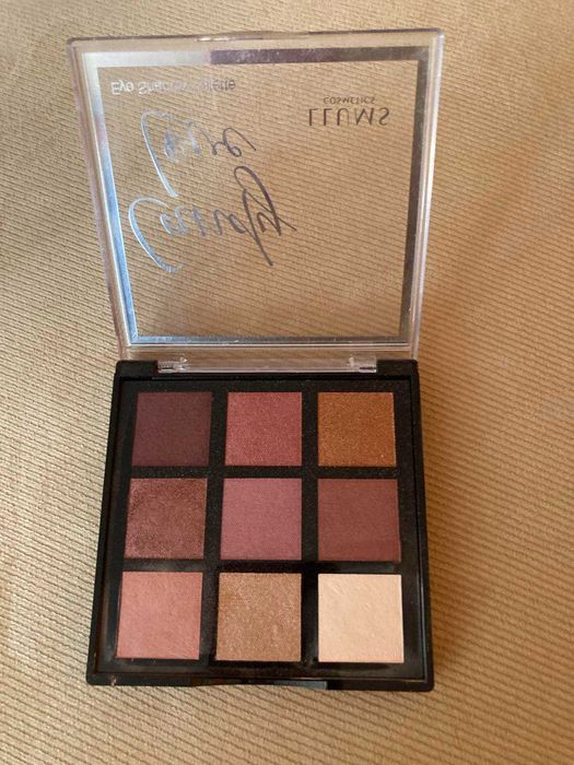 Продавам две палитри сенки за очи