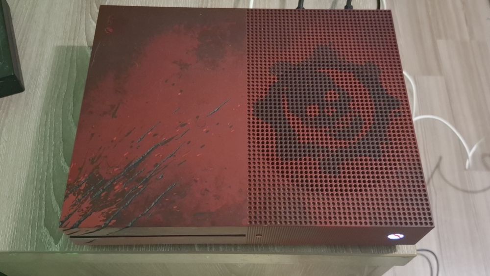 Ofer spre vanzare xbox one s gears of war 2TB  special edition