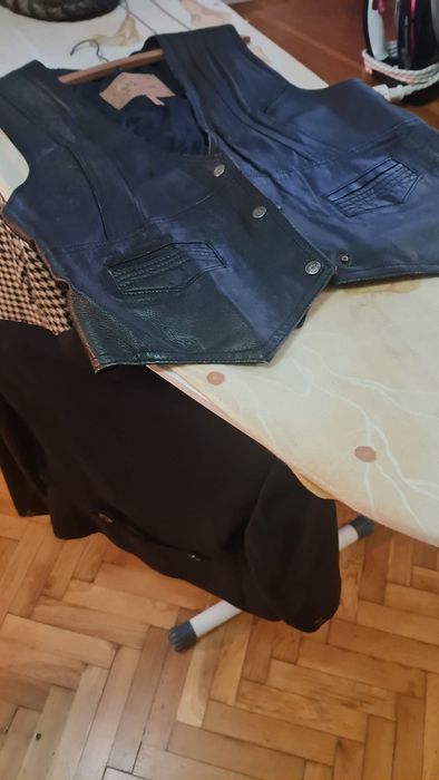 Sacou .Vesta din piele.Costum din doua piese.Pret 100 lei/bucata