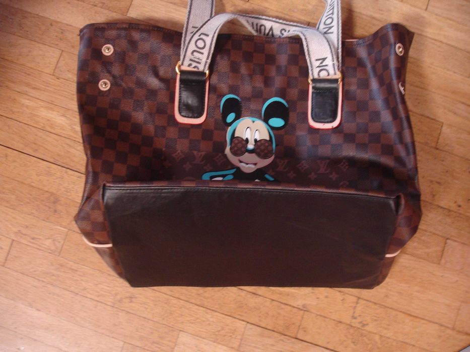LV Mickey Mouse и раница с ресни и много джобове