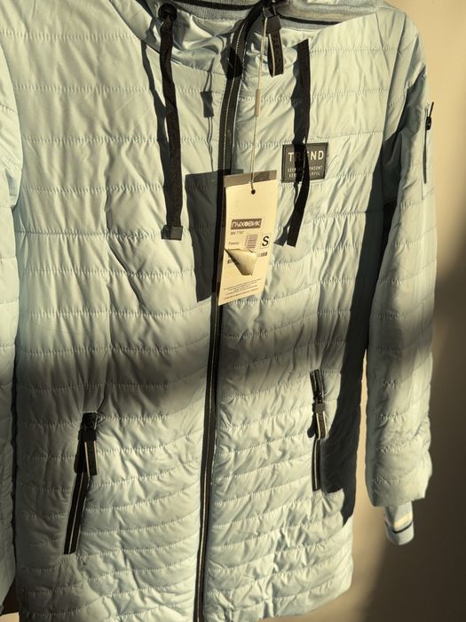 Продам новый пуховик для подростков и женщинам,размер 40,42 S,легкий.