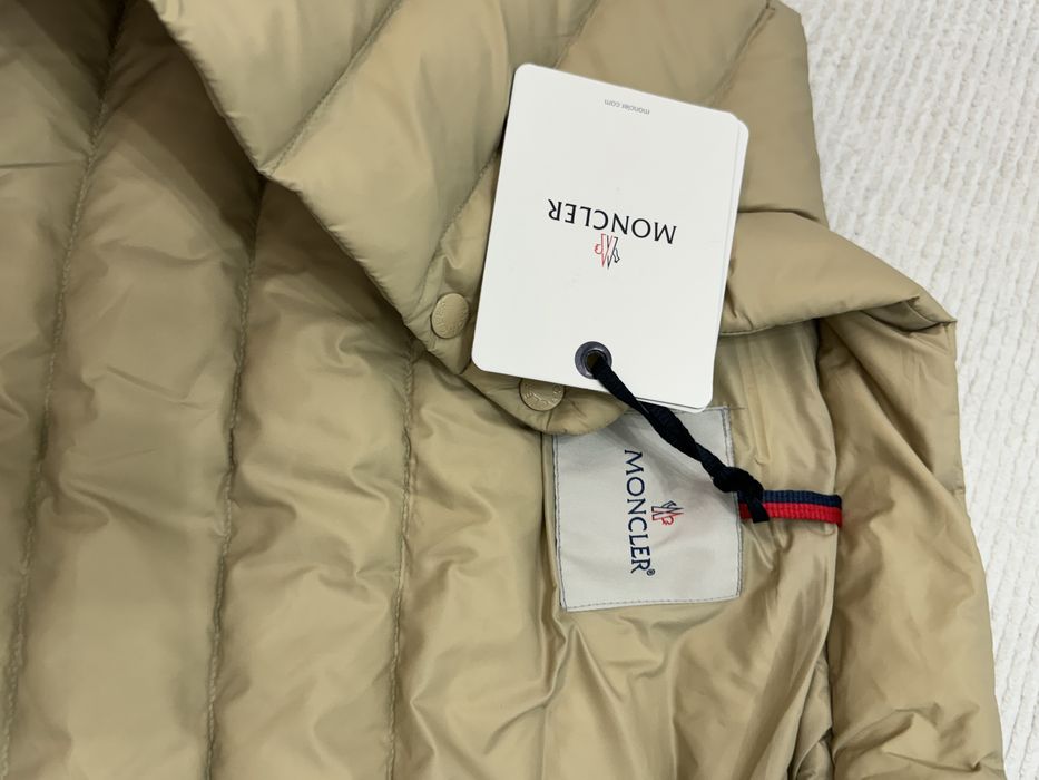 Новая с биркой жилет от moncler