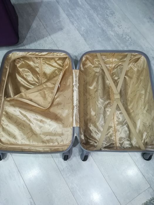 Куфар с четири колелца