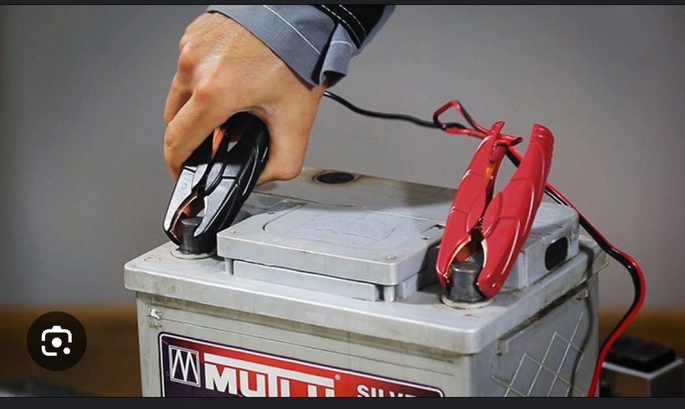 Автомобиль аккумулятор akbdom. Зарядить аккум машины. Зарядить аккум машины. Разряжается аккумулятор на автомобиле. 83.