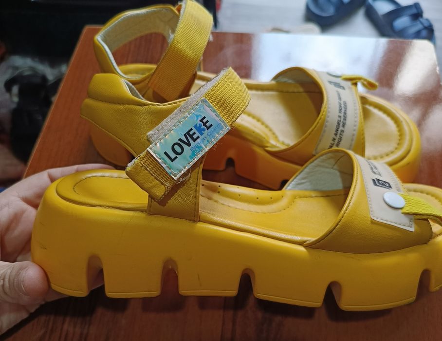 Жуда кулай Босоножкалар.