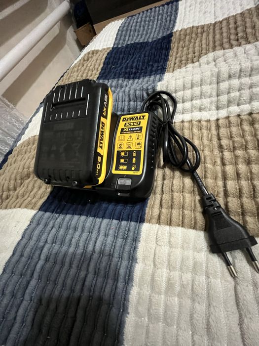 Зарядное устройство ибатарея  деволт