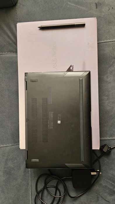 *Laptop 2 în 1 ASUS ZenBook Flip 13 UX363**, în stare excelentă, nou