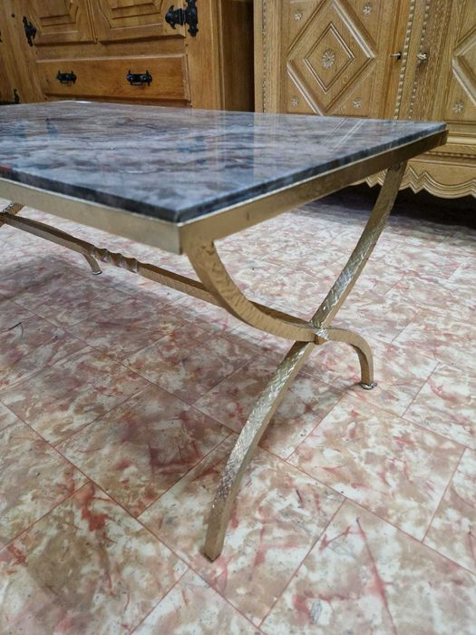 Холна маса с мраморен плот и метален корпус