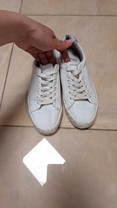 Бели кецове на Зара