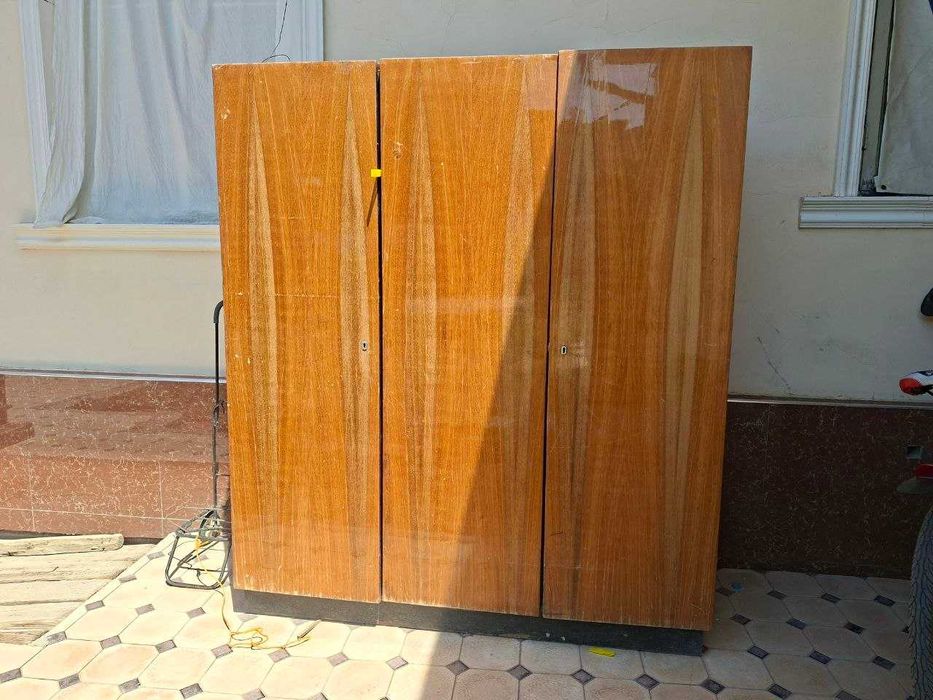 яхши ишлатилган кийим учун шкаф.