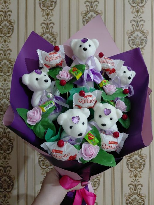 Новые букеты из мишек и рафаелло