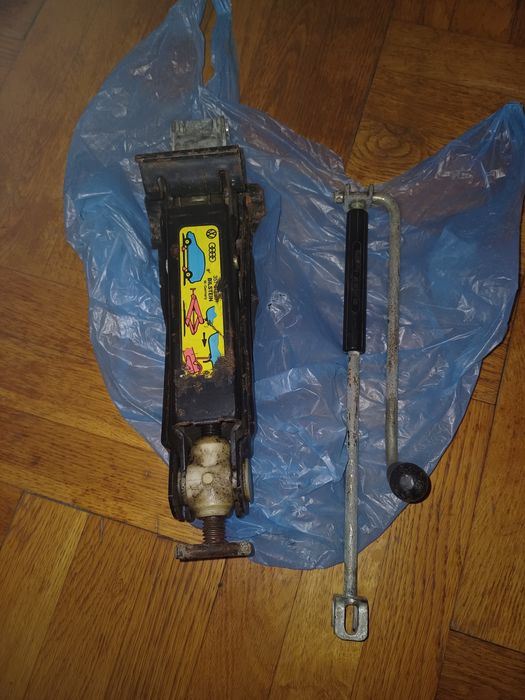 Секретни гайки за алуминиеви джанти и крик от Форд Мондео и оригинални