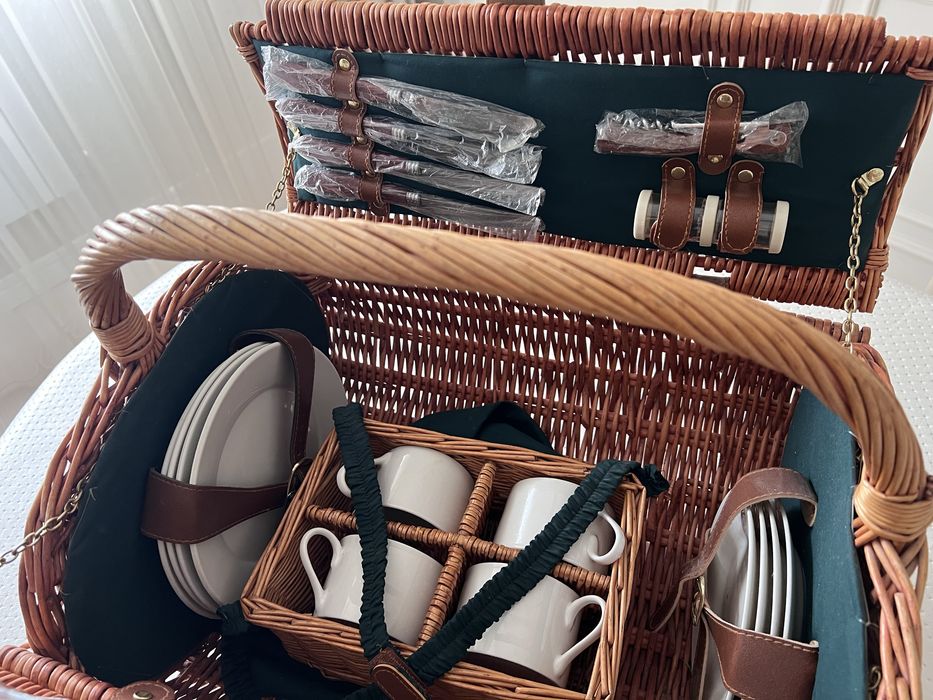 Корзина с посудами для пикника